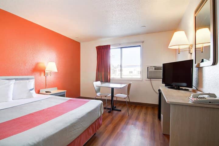 Room 18 of 28