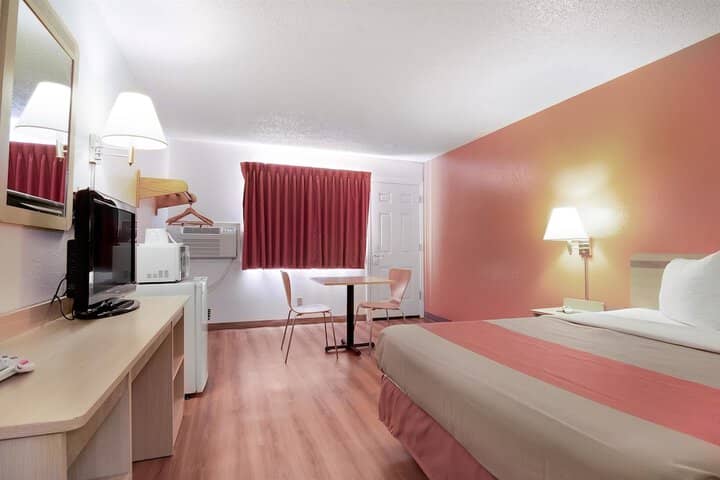 Room 17 of 28